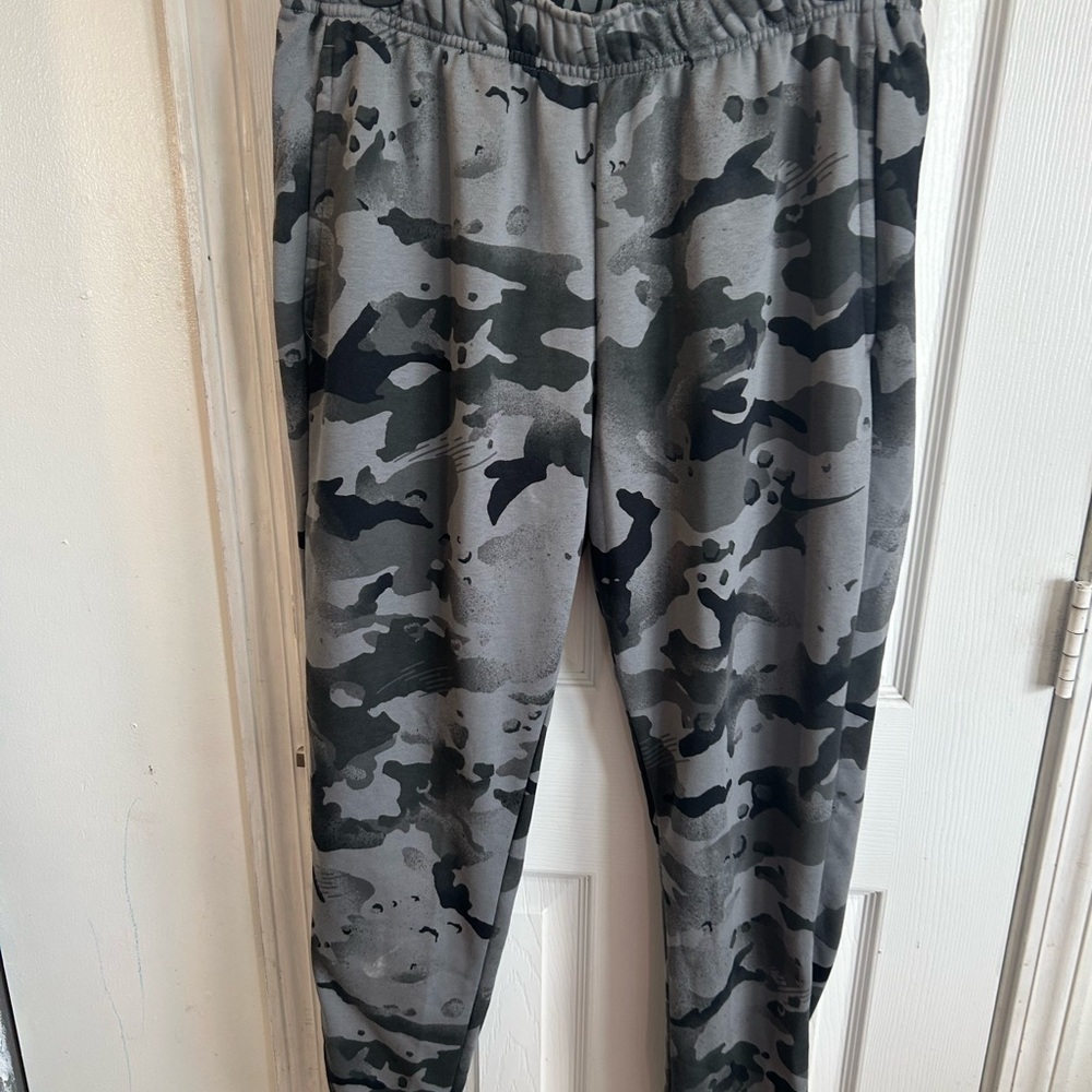 Man Nike Black & Gray Camo Zip Hoodie and Joggers - Picture 6 of 8